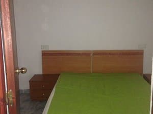 Dormitorio de matrimonio con mesita