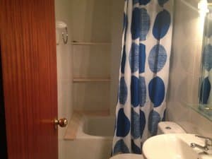 Baño con bañera y cortina
