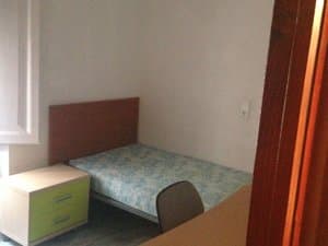 Dormitorio con cama y escritorio