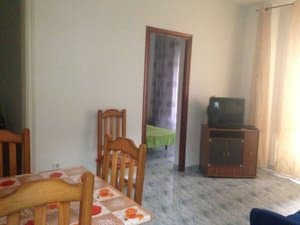 Comedor con mesa y televisor