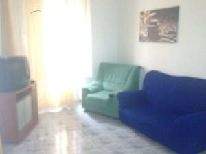 Salón con sofás y televisor