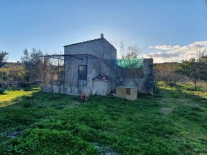 Casa de piedra con pérgola y césped