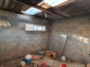 Interior del almacén con ventanas altas