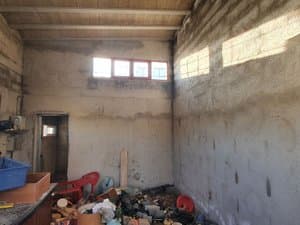 Almacén de bloque con puerta