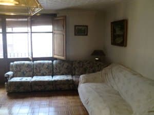 Salón con sofás y balcón