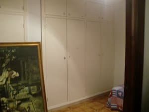 Dormitorio con armarios empotrados