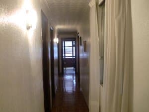 Pasillo largo del piso