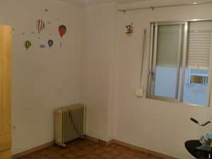 Dormitorio vacío con radiador