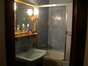 Baño con lavabo y bañera