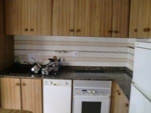 Cocina con horno y lavavajillas