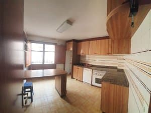 Cocina alargada con barra junto a la ventana
