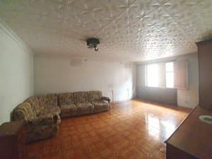 Salón amplio con ventana al fondo
