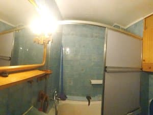 Baño con bañera, mampara y espejo