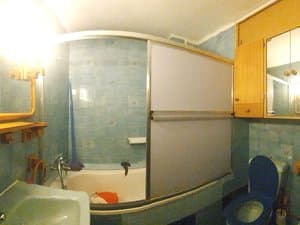 Baño con lavabo, bañera y mueble alto