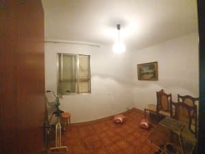 Dormitorio con cuadro, sillas y ventana