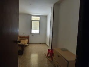 Dormitorio con ventana y cómoda