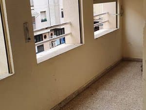 Estancia con ventanas a la calle