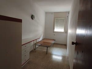 Dormitorio con somier y escritorio
