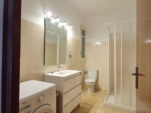 Baño con lavabo, inodoro y ducha con mampara