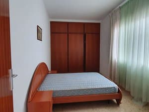 Dormitorio con cama de matrimonio y armario empotrado