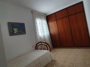 Dormitorio con cama, cuadro y armario empotrado