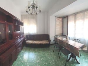Salón comedor con lámpara de techo y ventanales