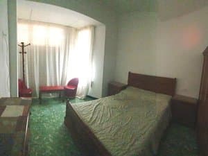 Dormitorio con cama de matrimonio y ventanal