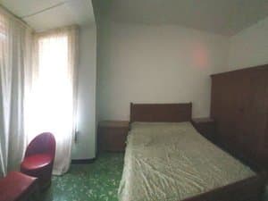 Dormitorio con cama de matrimonio y butaca