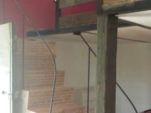Escalera de madera hacia el altillo