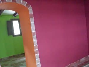 Paso con arco hacia una estancia verde