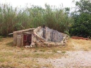 Caseta de piedra en el terreno