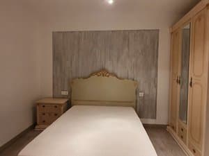 Dormitorio con cama de matrimonio y armario