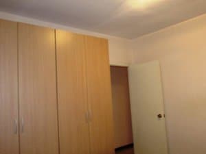 Dormitorio con armario de cuatro puertas
