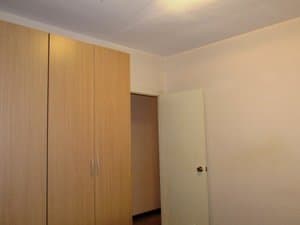 Armario empotrado junto a la puerta del dormitorio