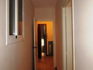 Pasillo con ventana hacia la entrada