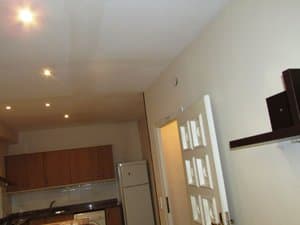 Cocina con muebles de madera y frigorífico