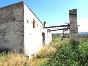 Casa de campo encalada con emparrado