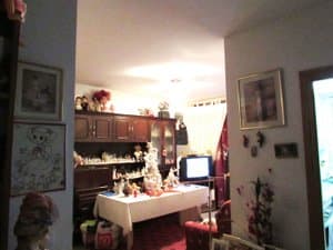 Salón comedor con mesa y vitrina de madera