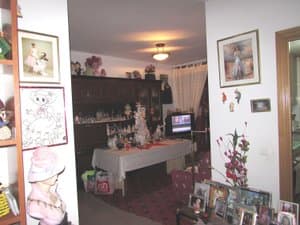 Salón comedor con mueble, televisor y cuadros