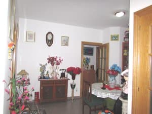 Salón con aparador y mesa redonda