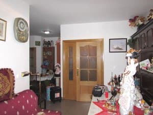Salón con sofá y puerta de madera