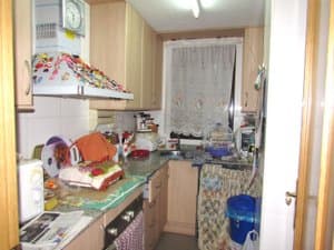 Cocina con muebles de madera y ventana