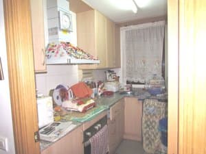 Cocina con encimera y campana