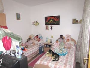 Dormitorio con dos camas individuales