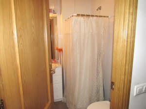 Baño con cortina de ducha