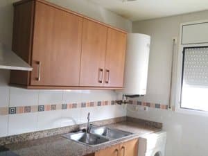 Cocina con fregadero doble, termo y ventana