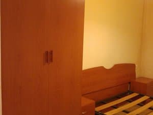 Dormitorio con armario y cama