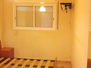 Dormitorio con ventana y somier