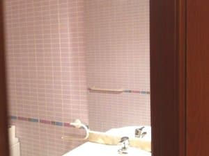 Baño con lavabo y paredes alicatadas