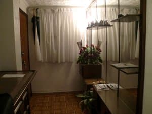 Recibidor con mueble y ventana con cortinas
